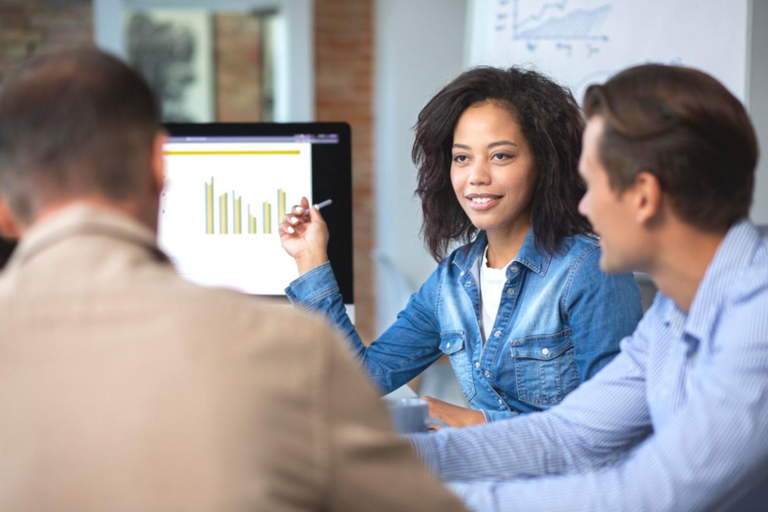 Finanzanalyse Arbeitsplatz mit Laptop und Dokumenten